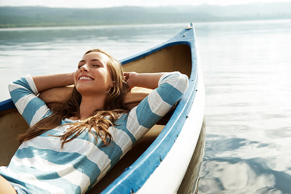 Relaxen vom Stress auf einem Boot im See